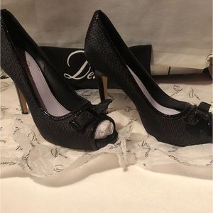 Gorgeous Delman black patent leather and raffia peep toe bow pumps ( Size 8.5 )